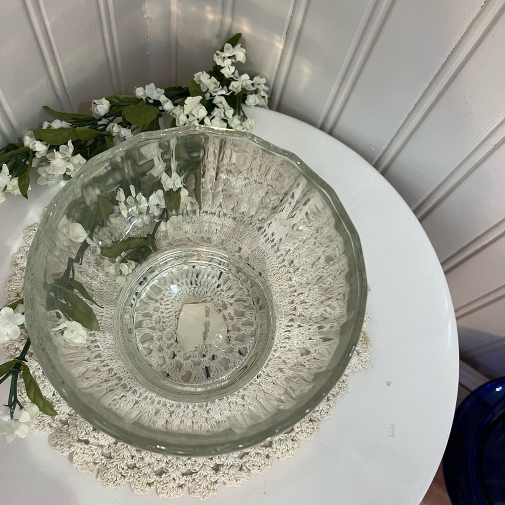 Vintage Anchor Hocking glass bowl - Picture 2 of 5
